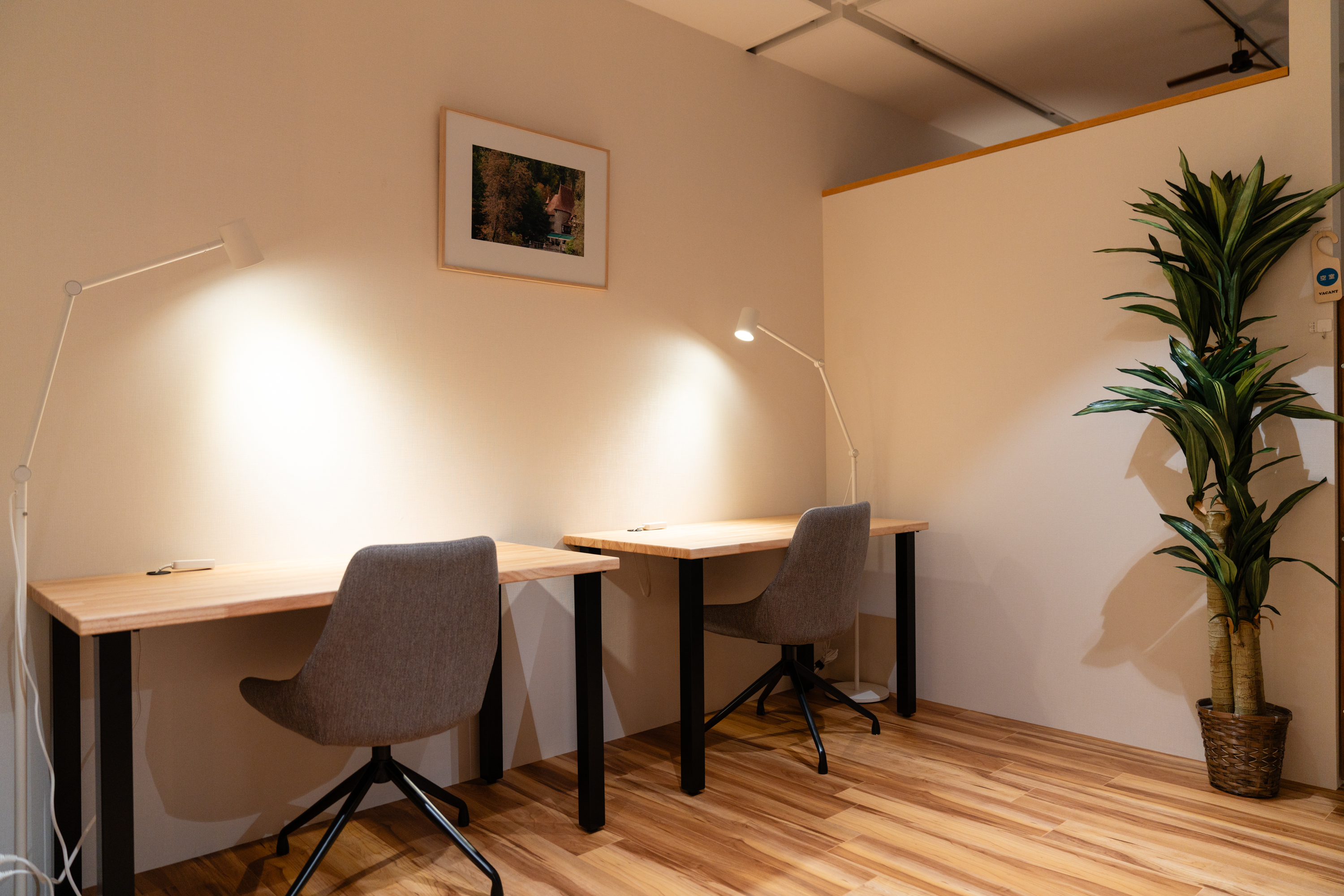 ラウンジエリアのラウンジデスク